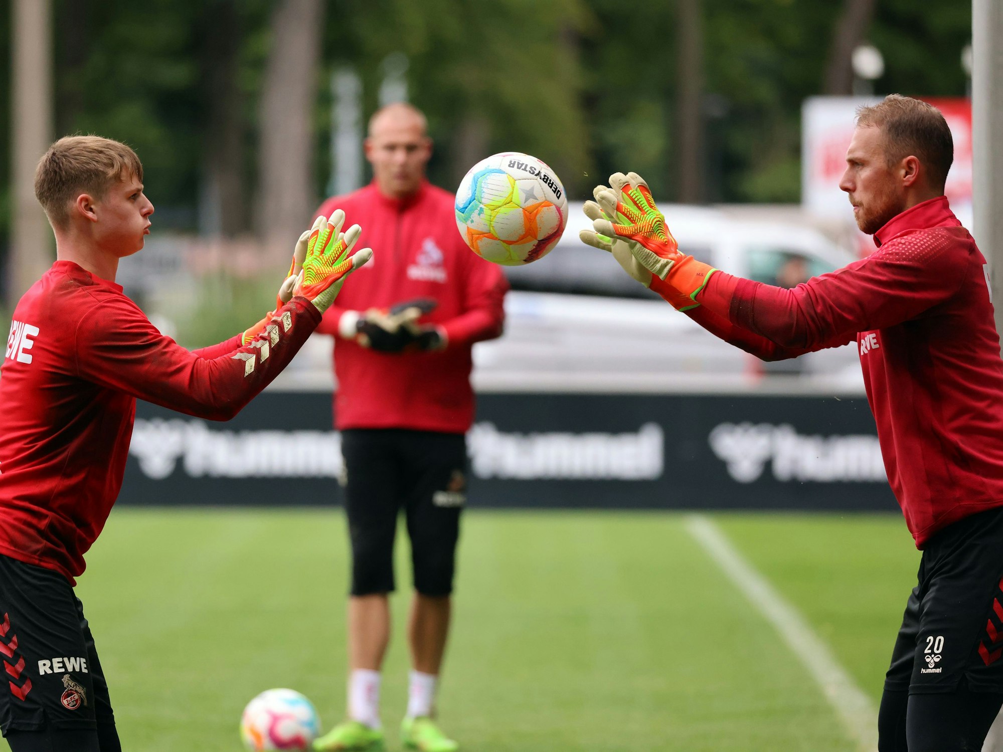 Jonas Urbig trainiert mit Marvin Schwäbe beim 1. FC Köln.