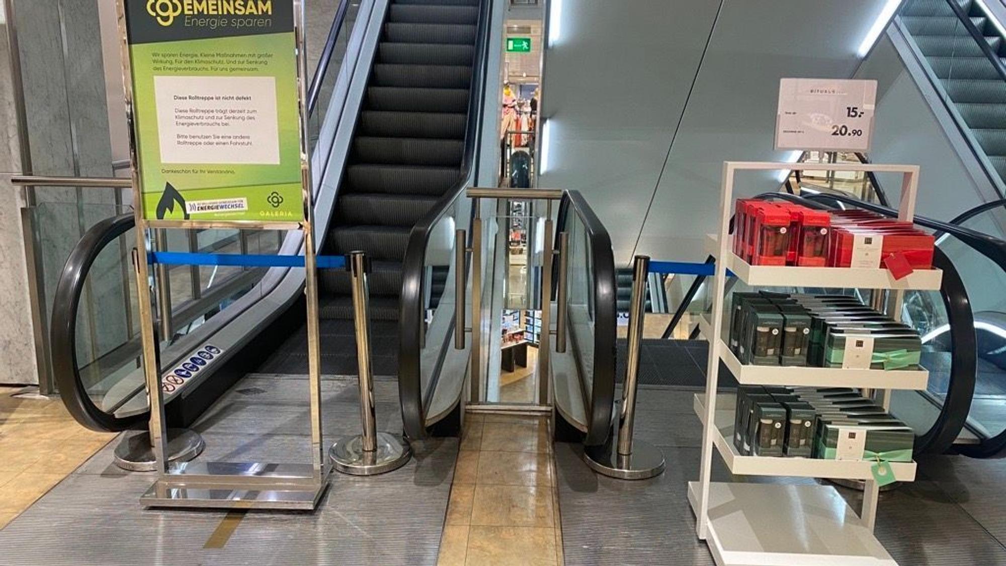 Hier geht es weder rauf noch runter: Galeria Karstadt spart so Energie an einem Teil der Rolltreppen.
