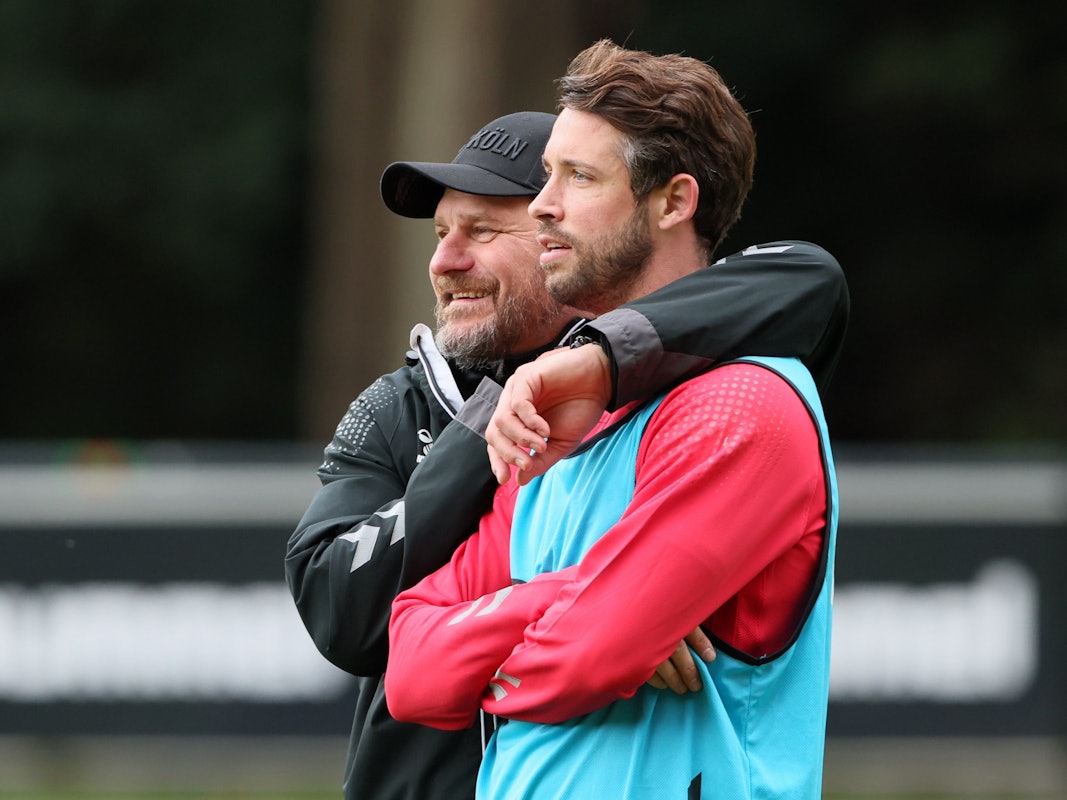 Steffen Baumgart flachst mit Mark Uth.