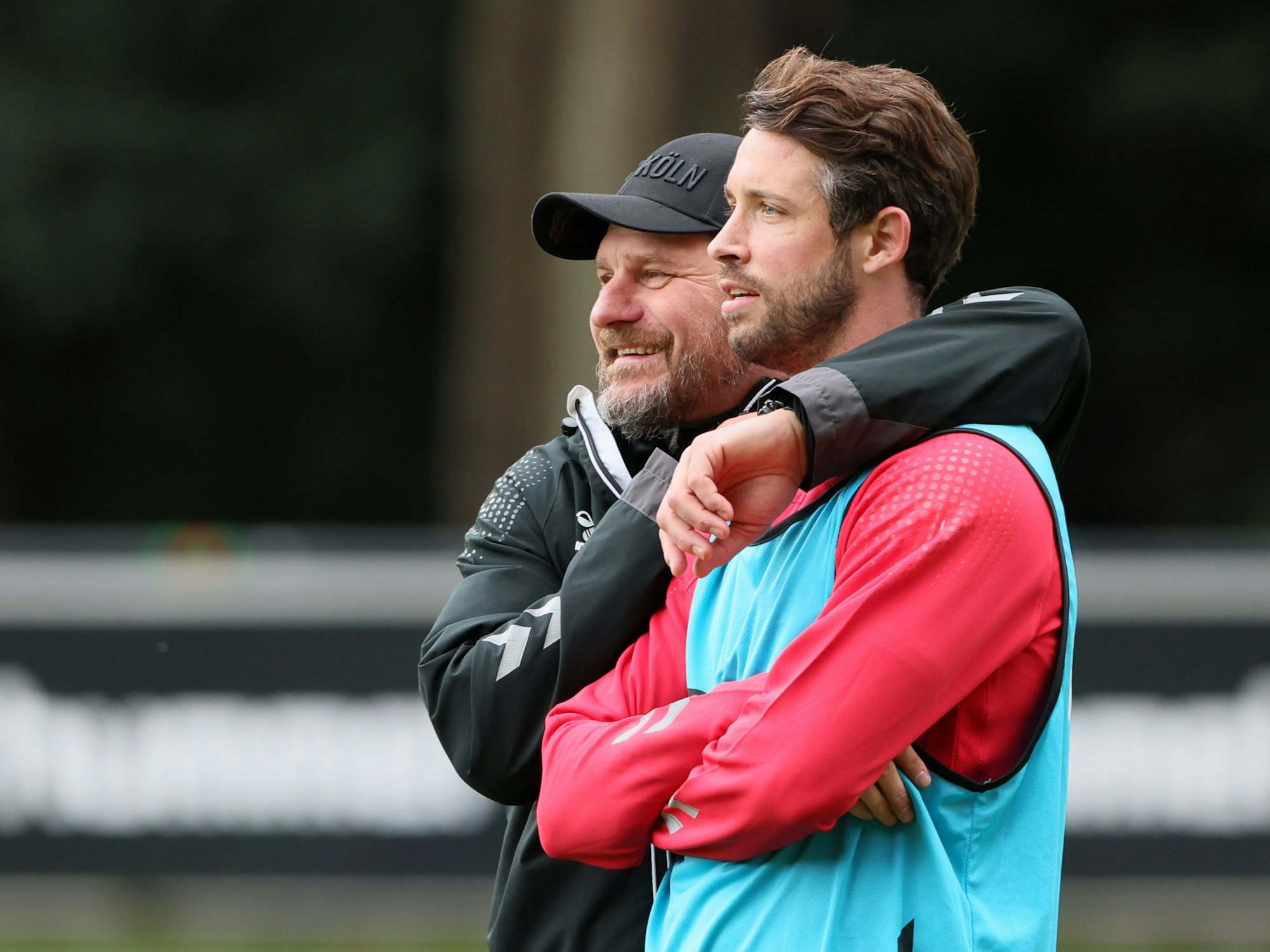 Steffen Baumgart flachst mit Mark Uth.