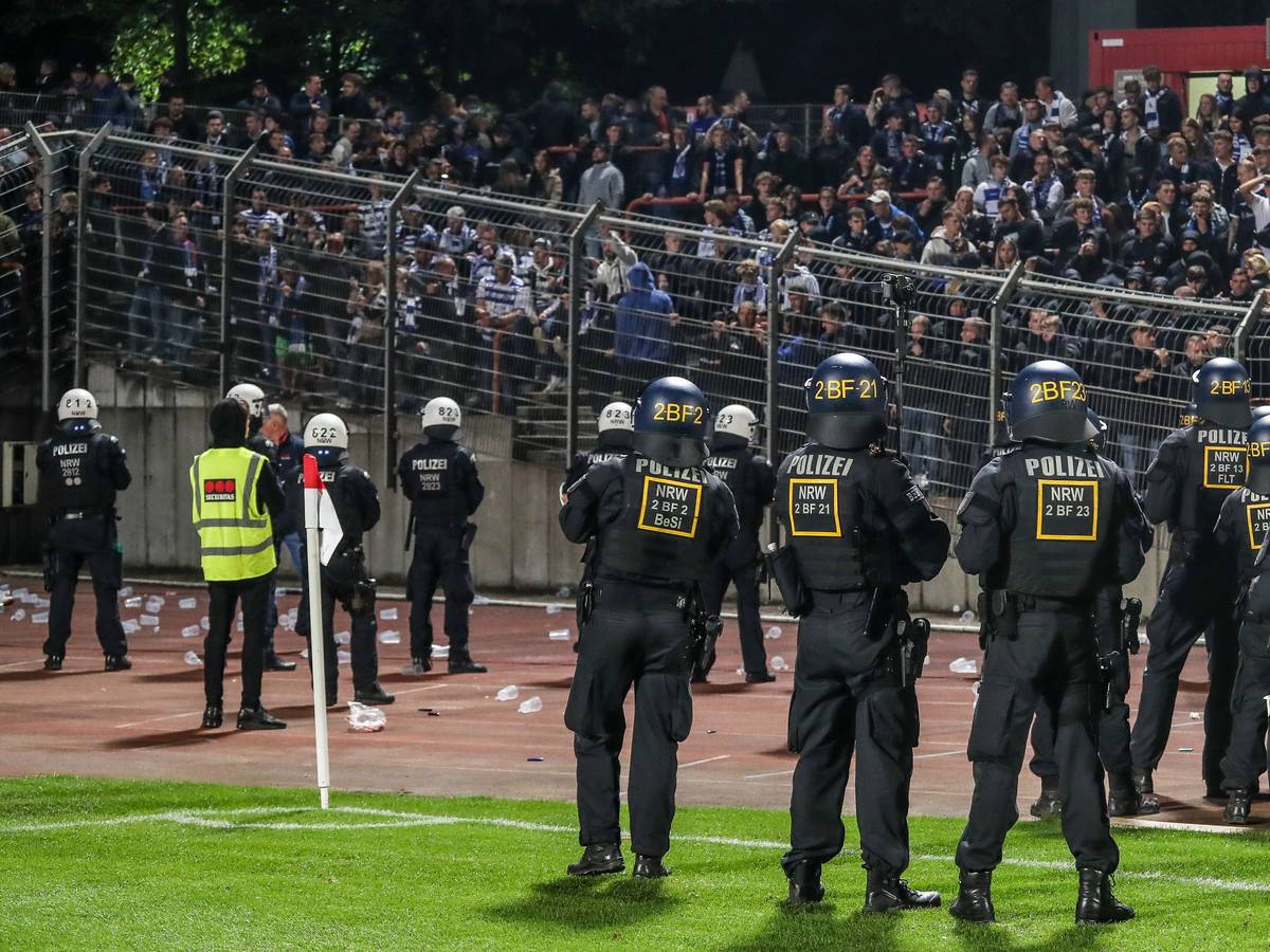 Die Polizei begleitet das NRW-Derby im Niederrheinpokal zwischen Rot-Weiß Oberhausen und dem MSV Duisburg mit einem Großaufgebot, steht hier vor dem Gästeblock bereit