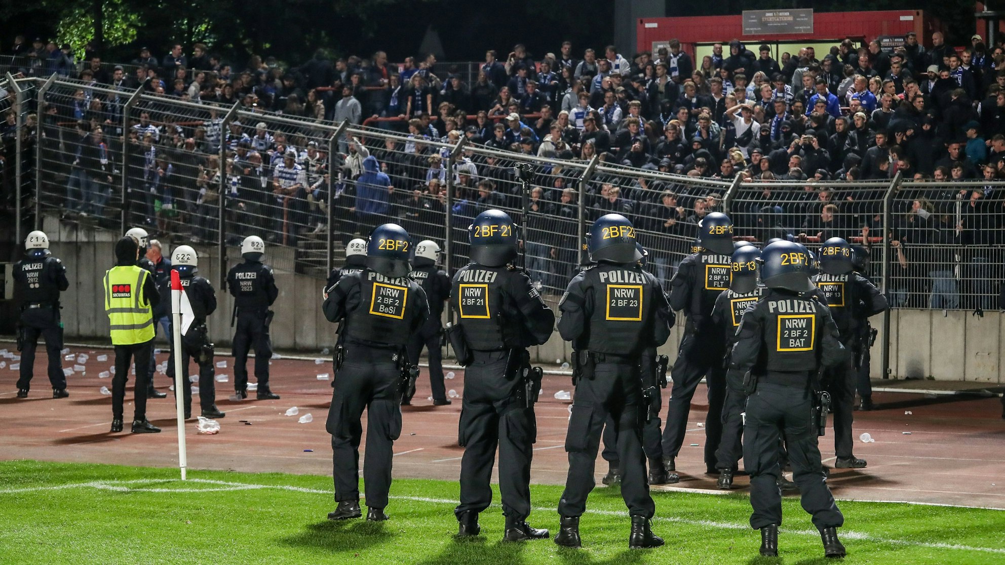 Die Polizei begleitet das NRW-Derby im Niederrheinpokal zwischen Rot-Weiß Oberhausen und dem MSV Duisburg mit einem Großaufgebot, steht hier vor dem Gästeblock bereit