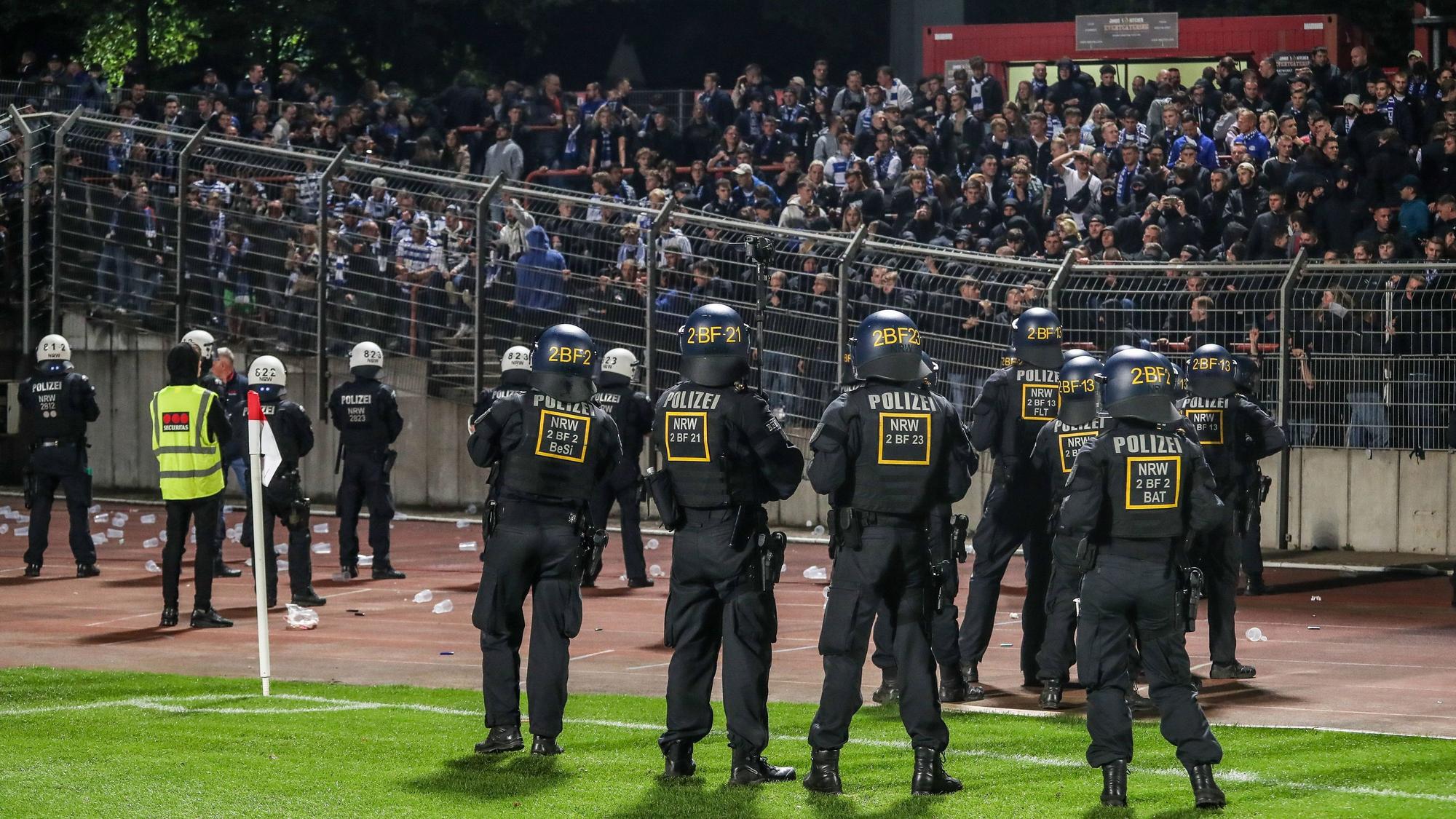 Die Polizei begleitet das NRW-Derby im Niederrheinpokal zwischen Rot-Weiß Oberhausen und dem MSV Duisburg mit einem Großaufgebot, steht hier vor dem Gästeblock bereit