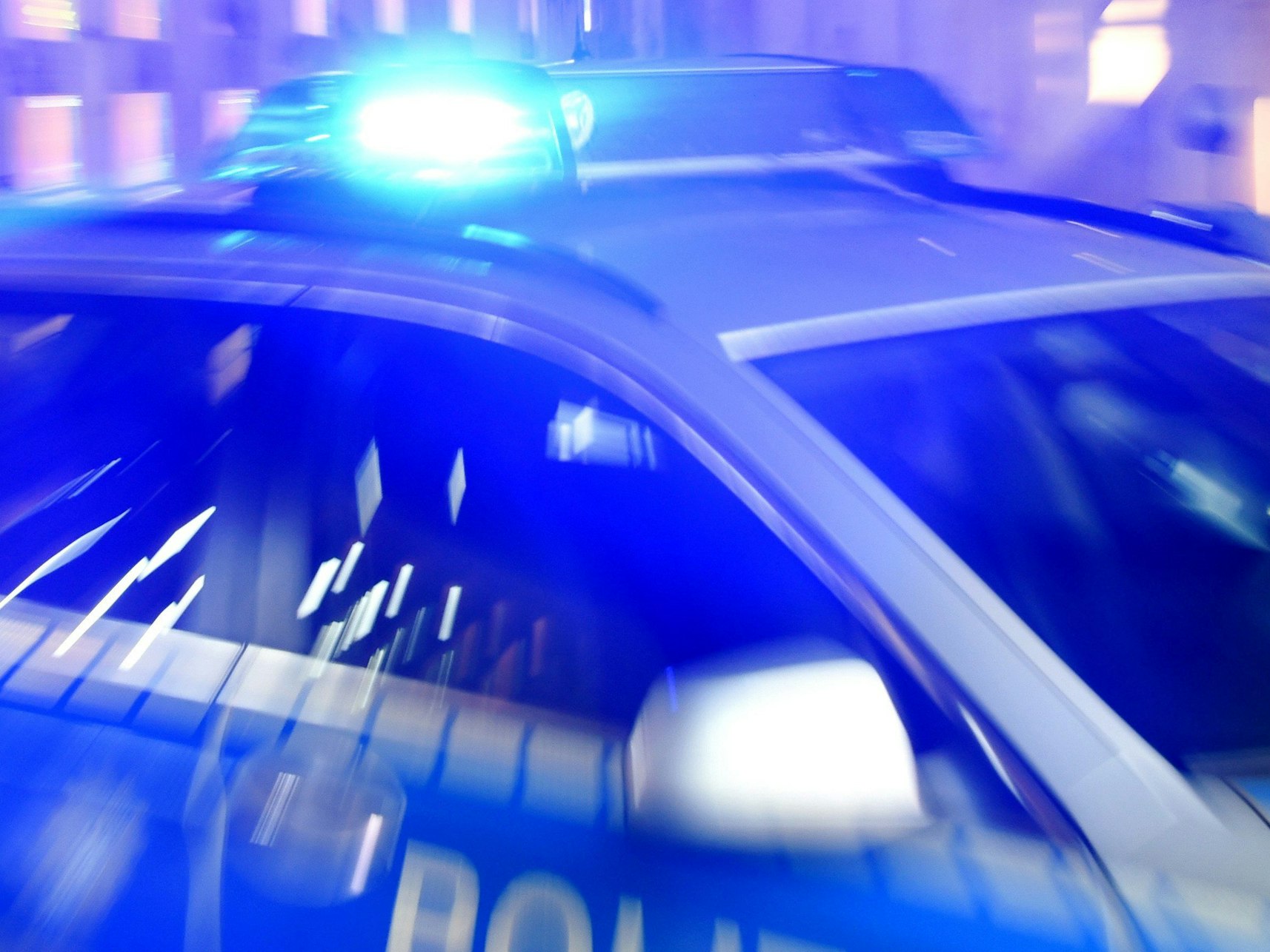 Ein Polizeiwagen mit Blaulicht.