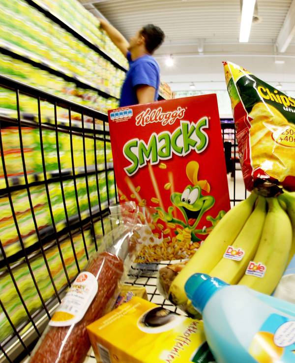 Ein Aldi-Kunde musste an den Regalen für Snacks zweimal hinsehen. Unser Foto zeigt unter anderem eine Chipstüte in einem Einkaufswagen.