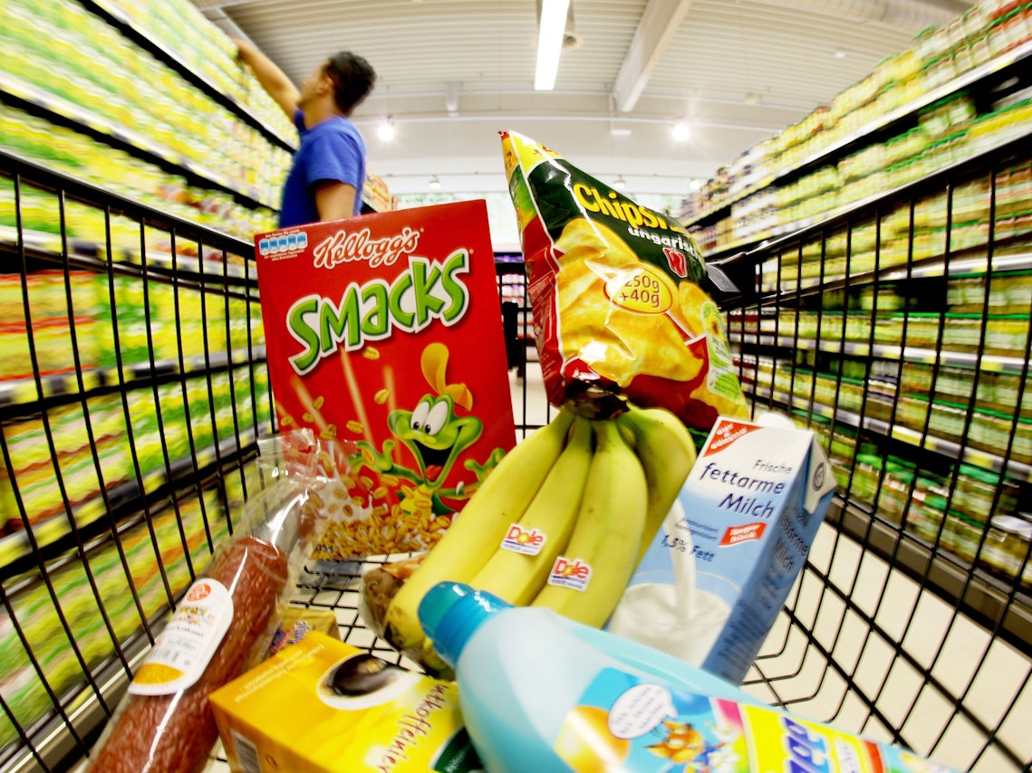 Ein Aldi-Kunde musste an den Regalen für Snacks zweimal hinsehen. Unser Foto zeigt unter anderem eine Chipstüte in einem Einkaufswagen.