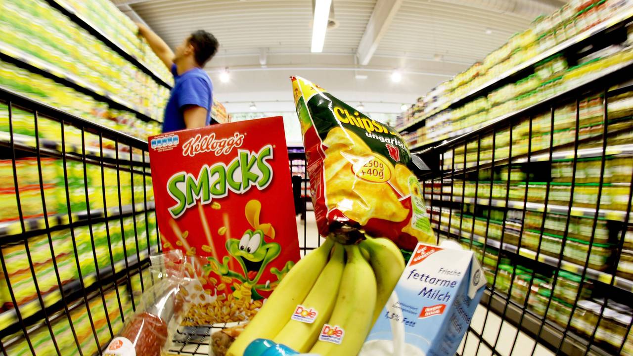 Ein Aldi-Kunde musste an den Regalen für Snacks zweimal hinsehen. Unser Foto zeigt unter anderem eine Chipstüte in einem Einkaufswagen.