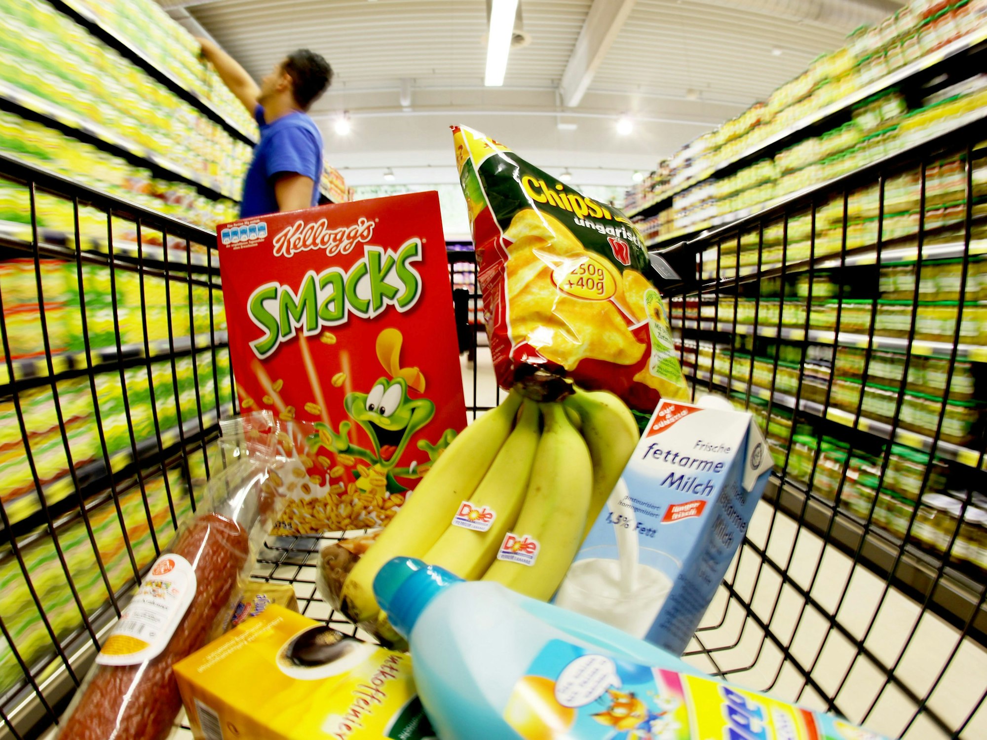 Ein Aldi-Kunde musste an den Regalen für Snacks zweimal hinsehen. Unser Foto zeigt unter anderem eine Chipstüte in einem Einkaufswagen.