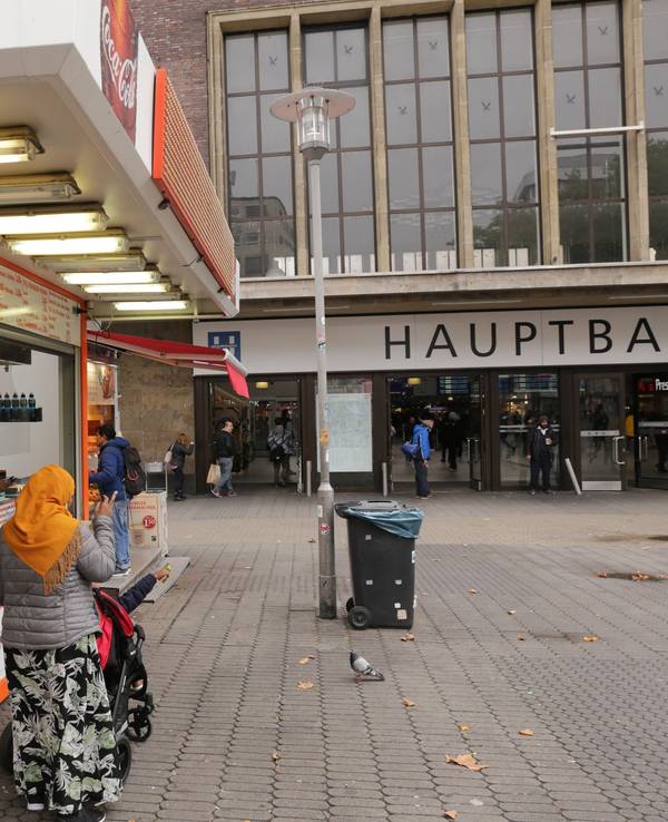 Die Wurstbude am Düsseldorfer Hauptbahnhof: Hier wurde Bruno Toussaint bestohlen.