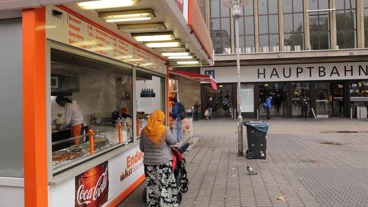 Die Wurstbude am Düsseldorfer Hauptbahnhof: Hier wurde Bruno Toussaint bestohlen.