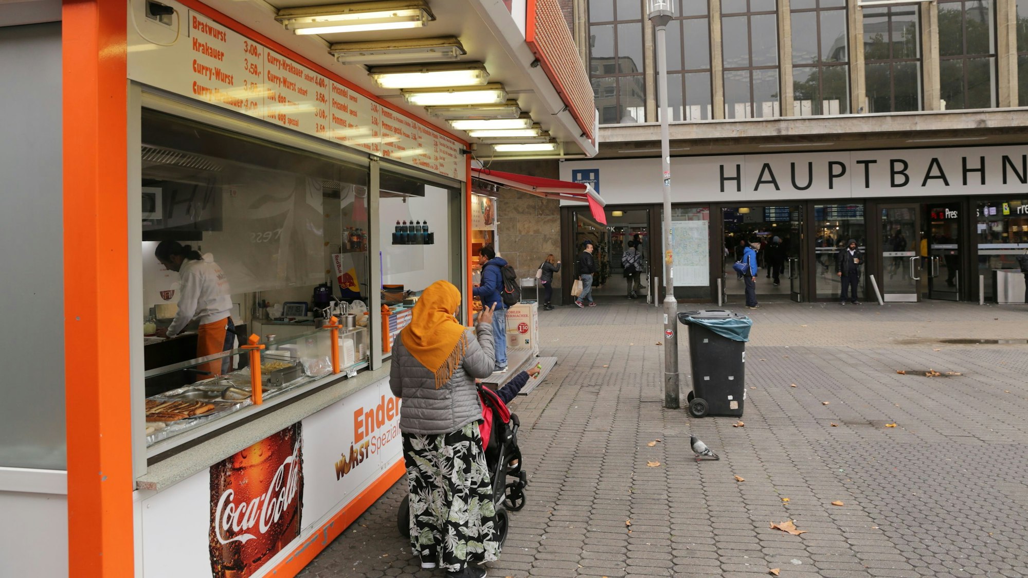 Die Wurstbude am Düsseldorfer Hauptbahnhof: Hier wurde Bruno Toussaint bestohlen.