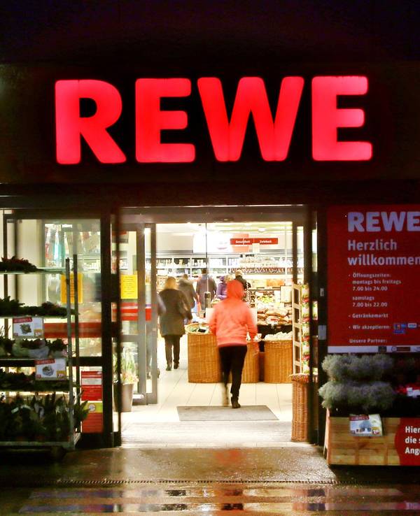 Rewe warnt vor dem Verzehr eines Tiefkühl-Produkts. Das Foto zeigt den Eingangsbereich einer Rewe-Filiale.