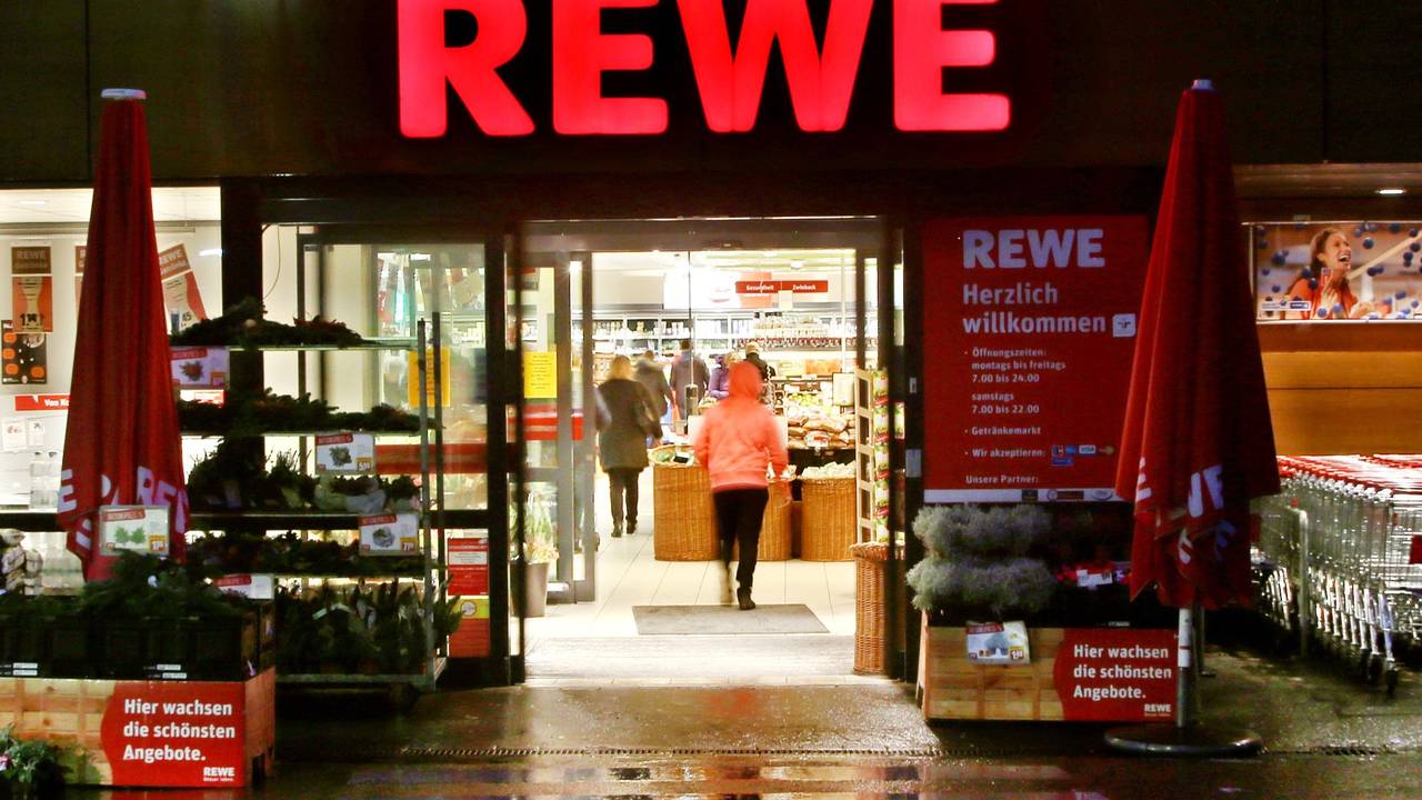 Rewe warnt vor dem Verzehr eines Tiefkühl-Produkts. Das Foto zeigt den Eingangsbereich einer Rewe-Filiale.