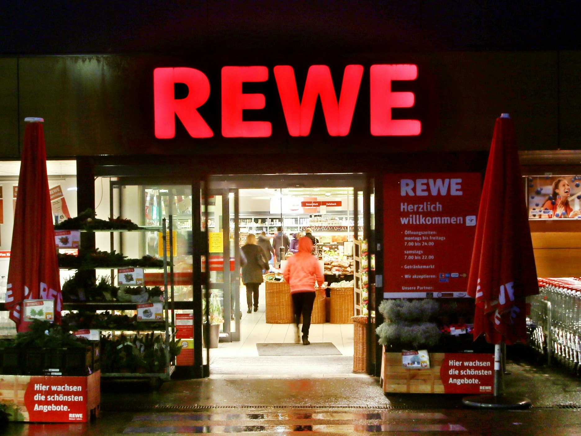 Rewe warnt vor dem Verzehr eines Tiefkühl-Produkts. Das Foto zeigt den Eingangsbereich einer Rewe-Filiale.