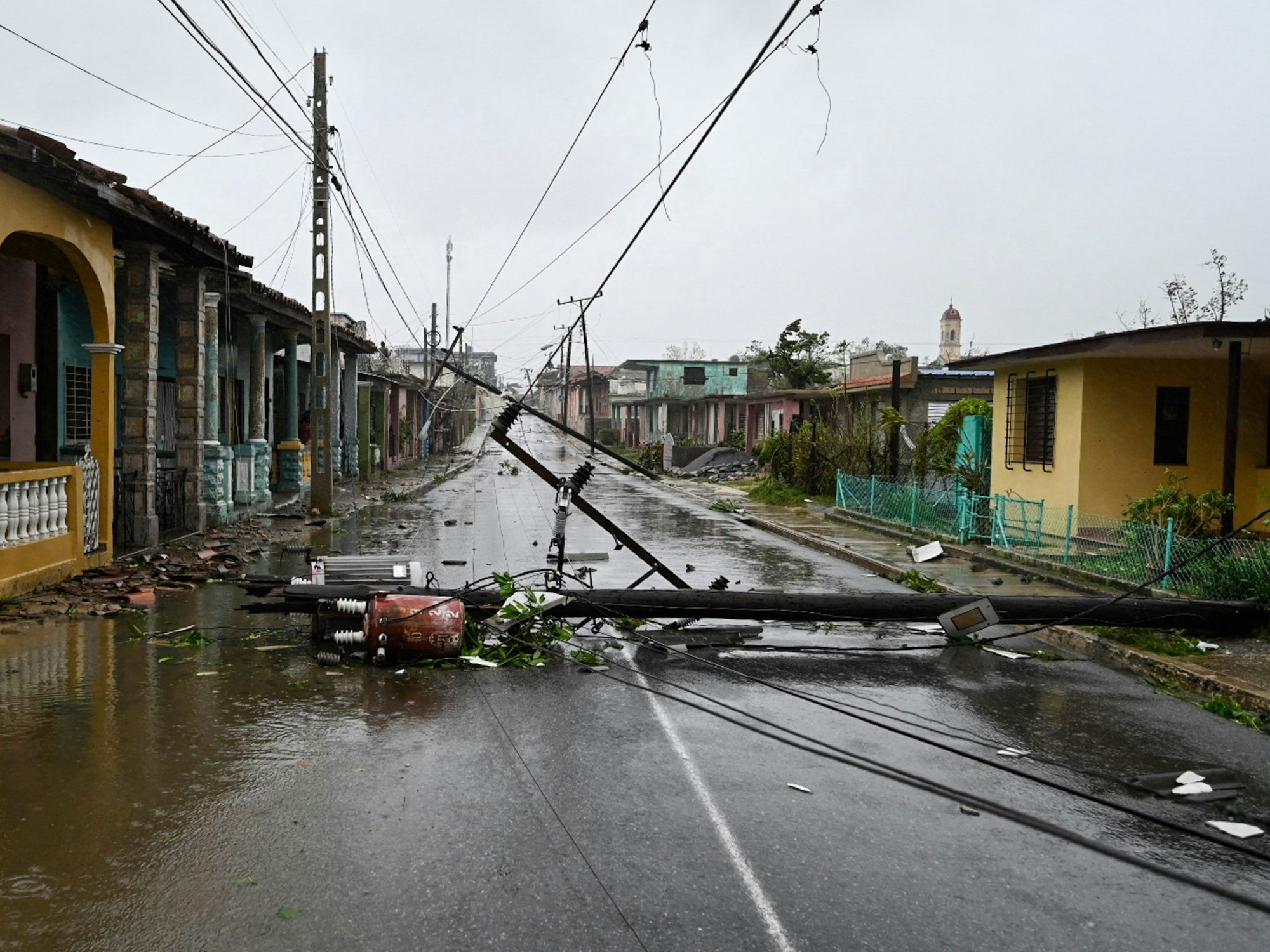Der Hurrikan Ian hat am frühen Dienstag den Westen Kubas erreicht. Der Sturm löste Massenevakuierungen aus und es wird befürchtet, dass er auf dem Weg zum US-Bundesstaat Florida weitreichende Zerstörungen anrichten wird.