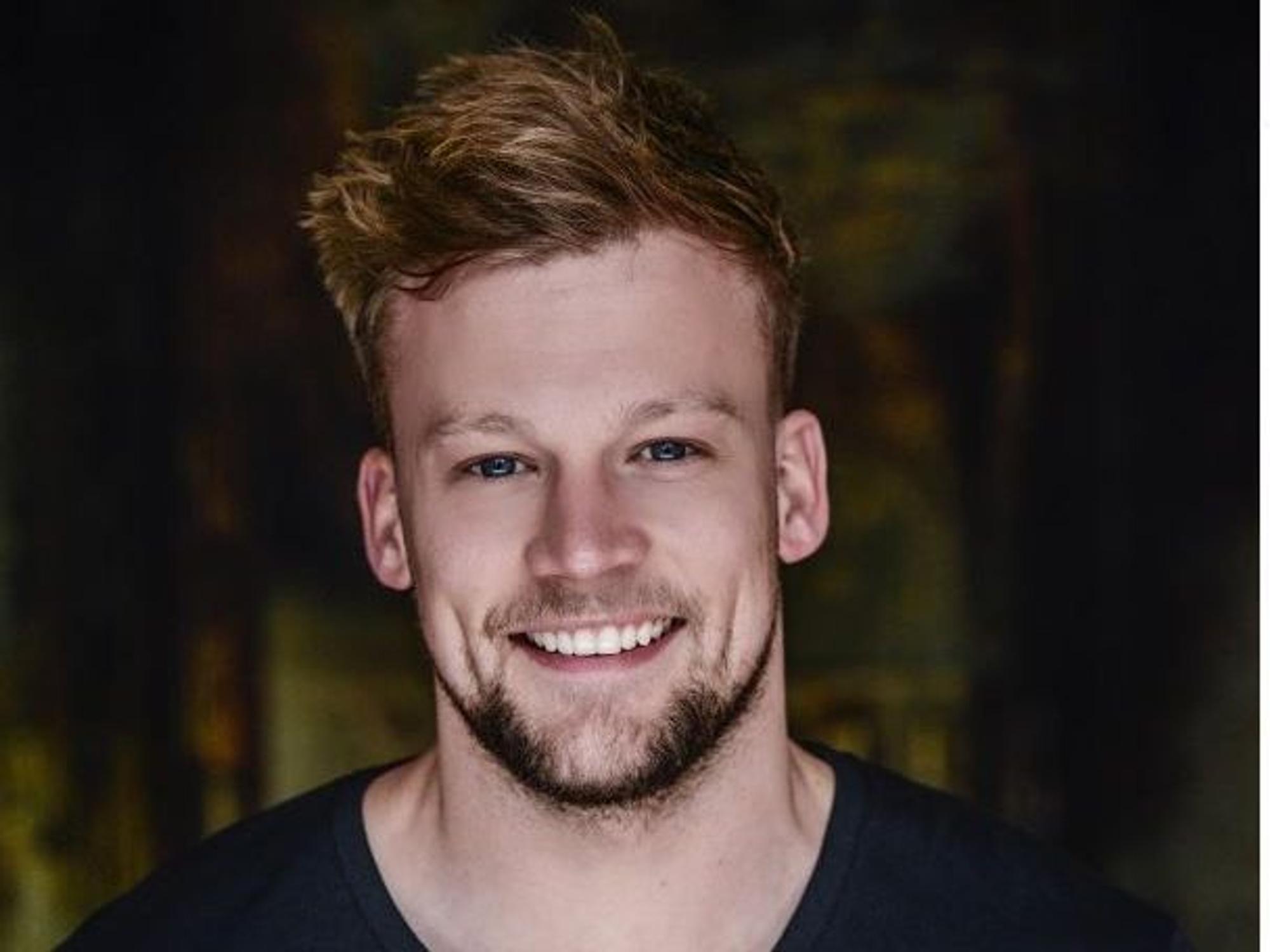 Robert Cormier lacht auf einem Instagram-Foto in die Kamera.