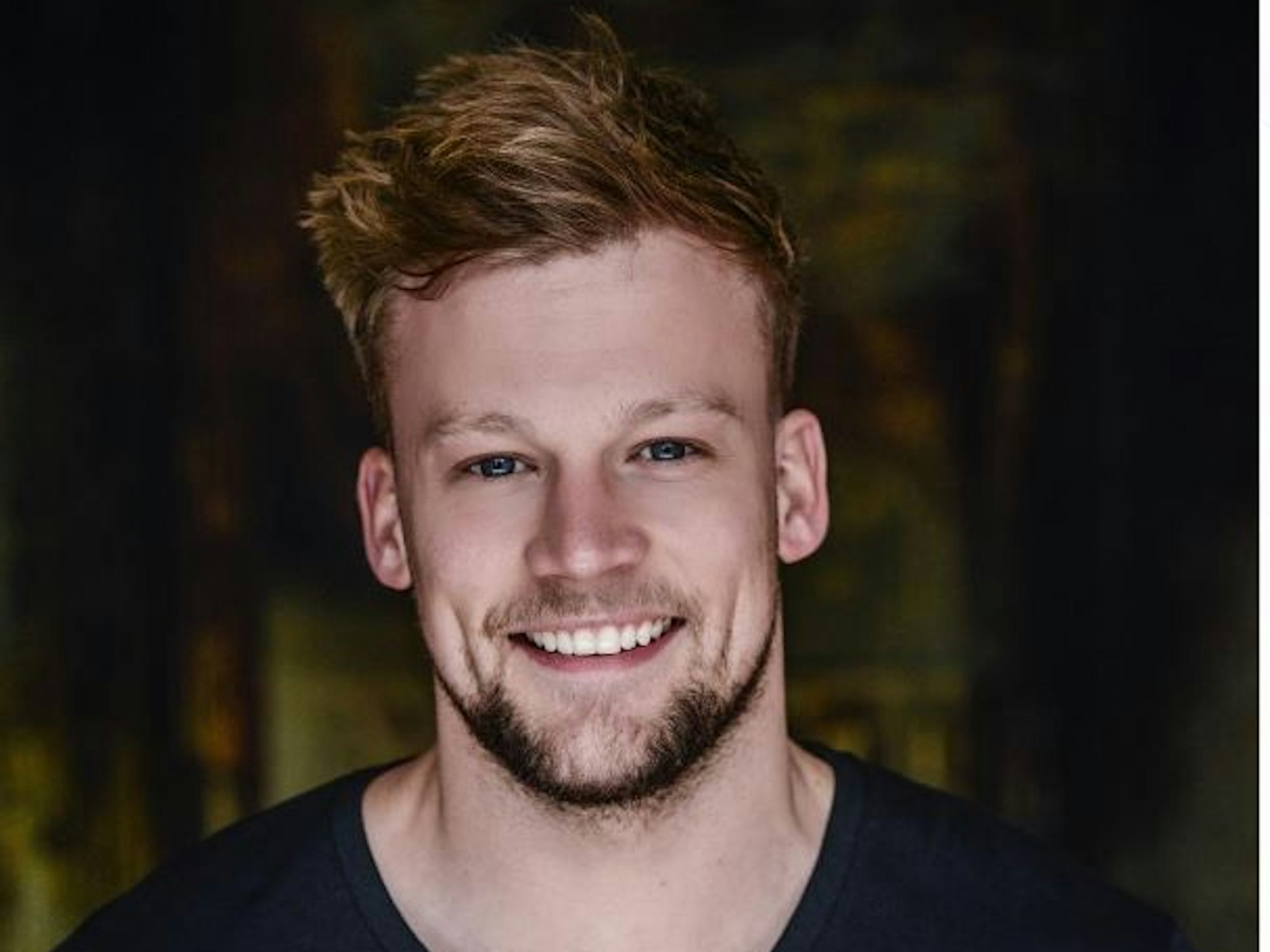 Robert Cormier lacht auf einem Instagram-Foto in die Kamera.