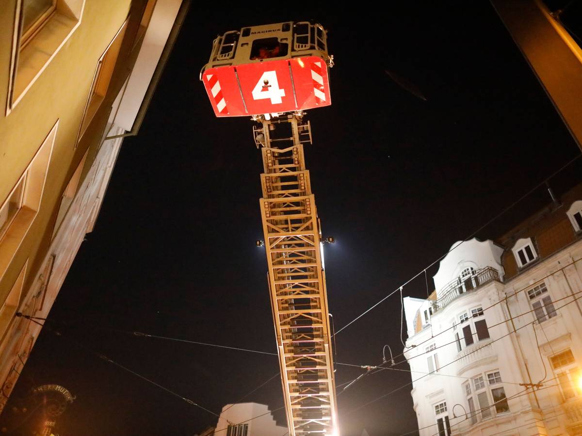 Im Kölner Kunibertsviertel brannte am Dienstagabend (27. September 2022) eine Wohnung. Unser Symbolfoto vom 25. Februar 2021 zeigt einen Feuerwehreinsatz an der Kreuzung Subbelrather Straße Ecke Ehrenfeldgürtel in Köln.