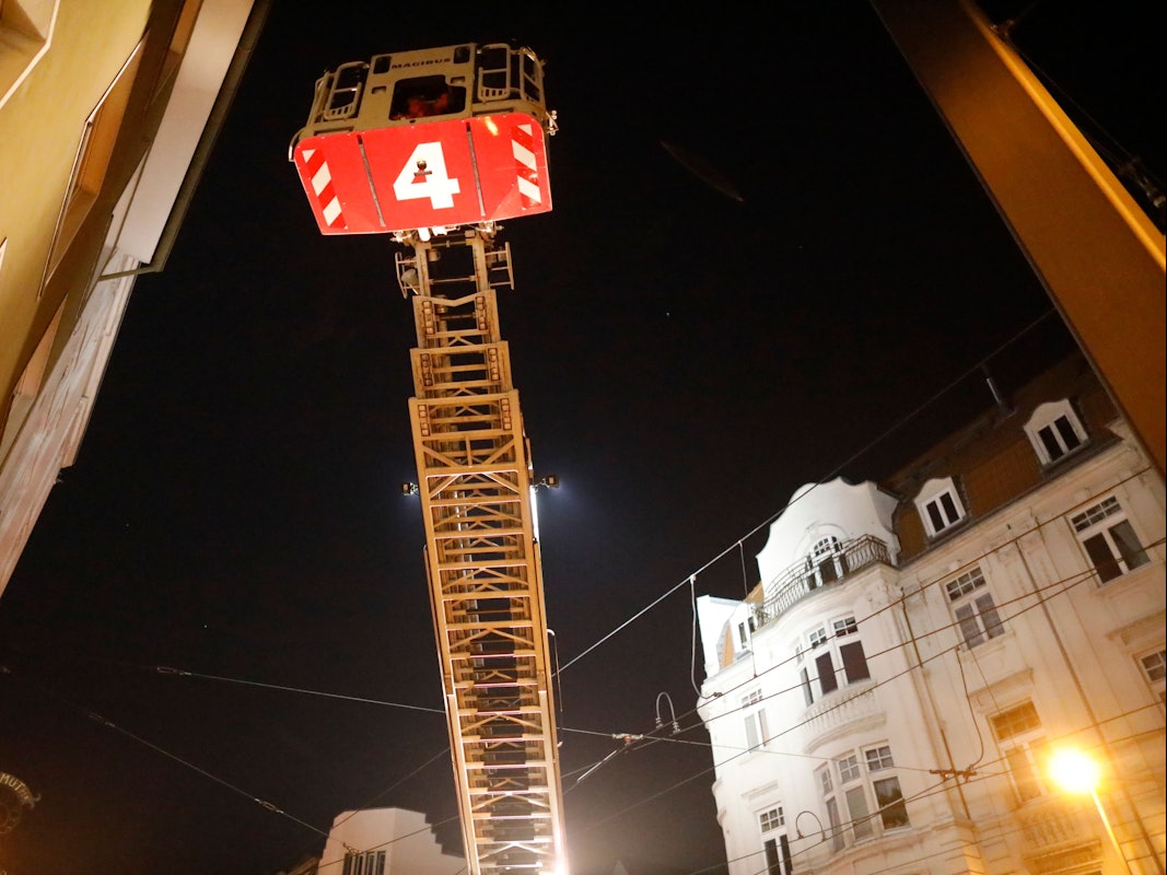 Im Kölner Kunibertsviertel brannte am Dienstagabend (27. September 2022) eine Wohnung. Unser Symbolfoto vom 25. Februar 2021 zeigt einen Feuerwehreinsatz an der Kreuzung Subbelrather Straße Ecke Ehrenfeldgürtel in Köln.
