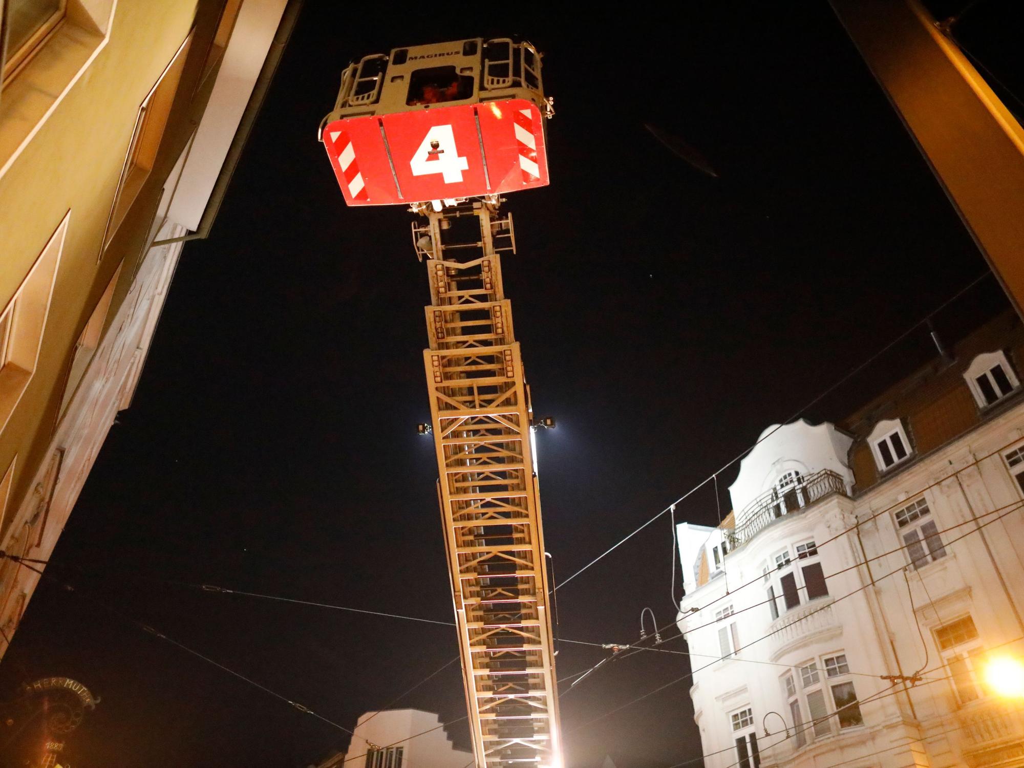 Im Kölner Kunibertsviertel brannte am Dienstagabend (27. September 2022) eine Wohnung. Unser Symbolfoto vom 25. Februar 2021 zeigt einen Feuerwehreinsatz an der Kreuzung Subbelrather Straße Ecke Ehrenfeldgürtel in Köln.