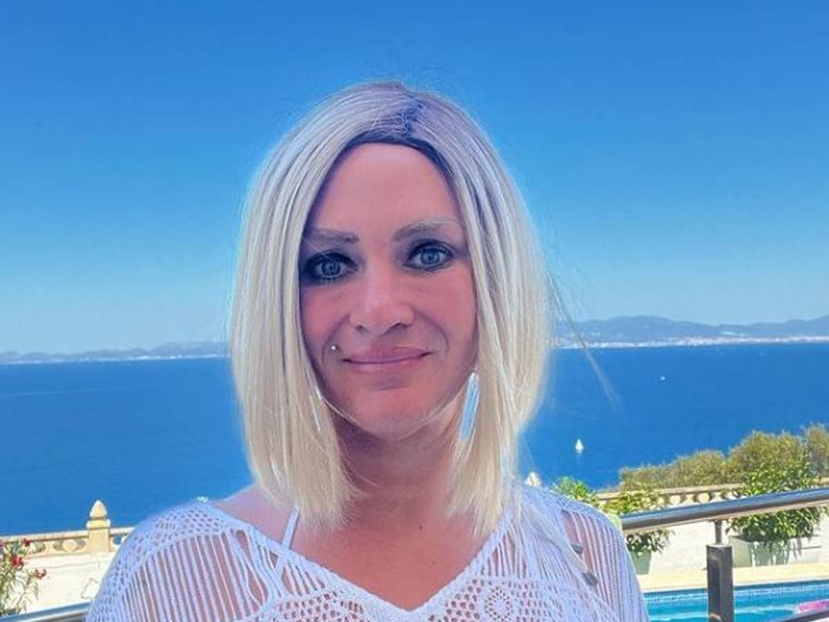 Caro Robens lächelt in die Kamera. Im Hintergrund ist das Mittelmeer vor der Küste Mallorcas zu sehen.
