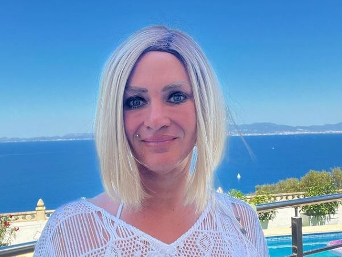 Caro Robens lächelt in die Kamera. Im Hintergrund ist das Mittelmeer vor der Küste Mallorcas zu sehen.