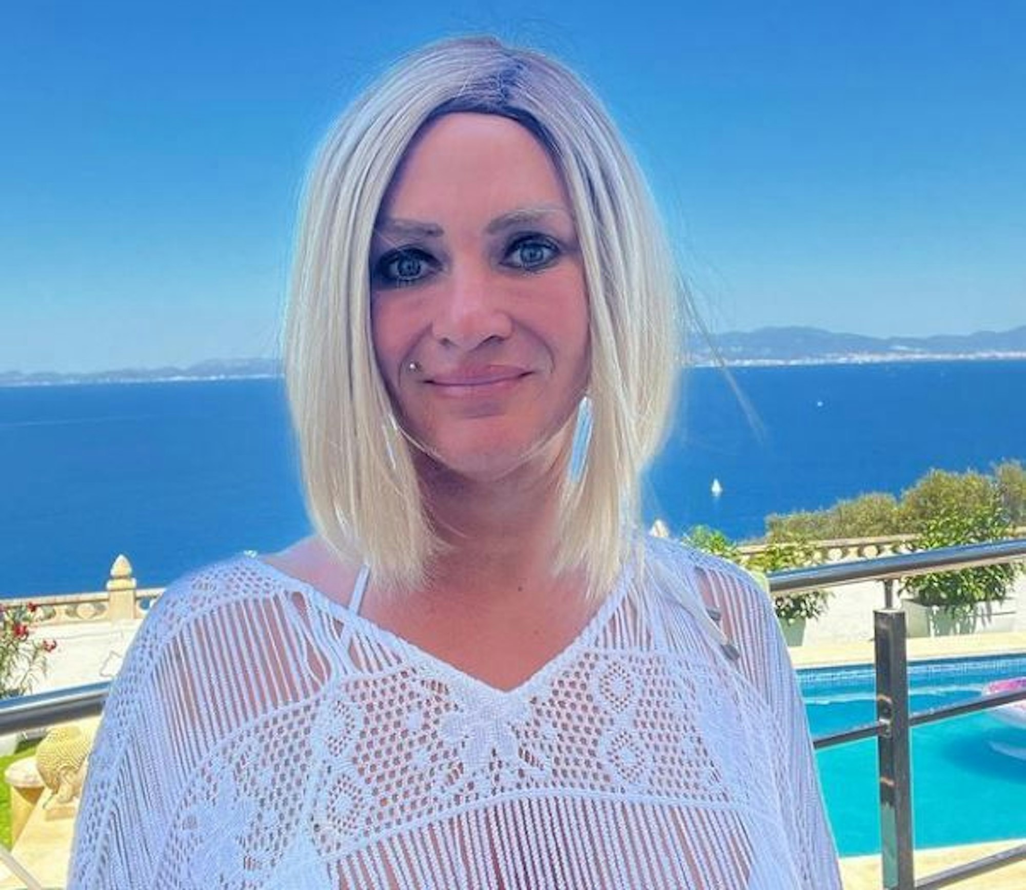 Caro Robens lächelt für ein Foto in die Kamera.