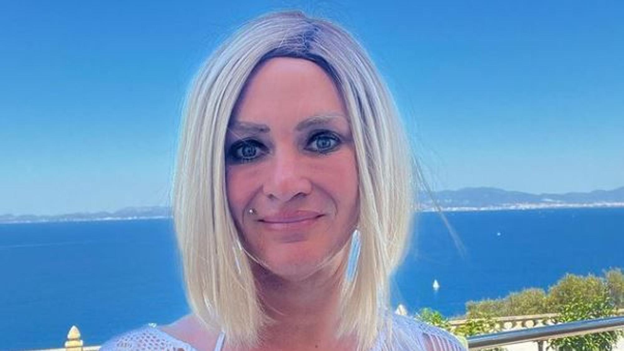 Caro Robens lächelt in die Kamera. Im Hintergrund ist das Mittelmeer vor der Küste Mallorcas zu sehen.