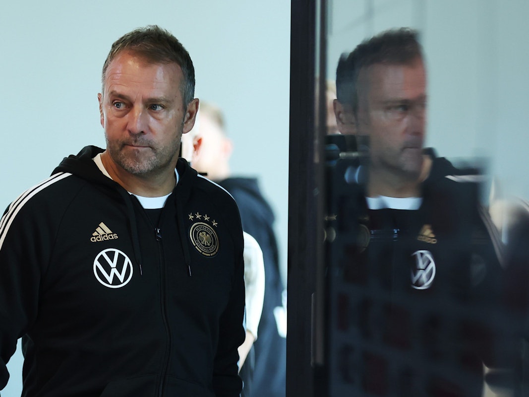 Bundestrainer Hansi Flick kommt zur Pressekonferenz.