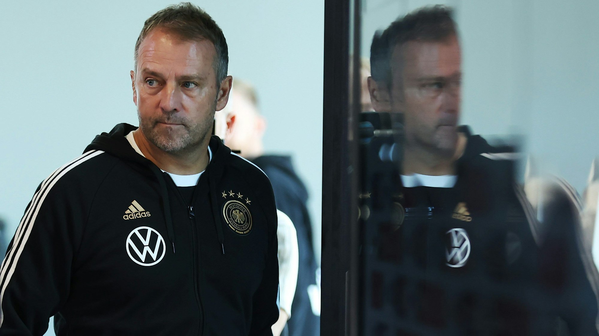 Bundestrainer Hansi Flick kommt zur Pressekonferenz.