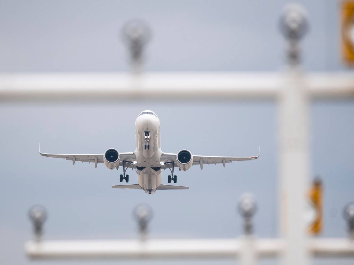 Das Symbolbild zeigt ein startendes Flugzeug.