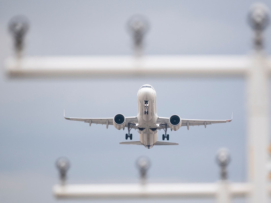Das Symbolbild zeigt ein startendes Flugzeug.