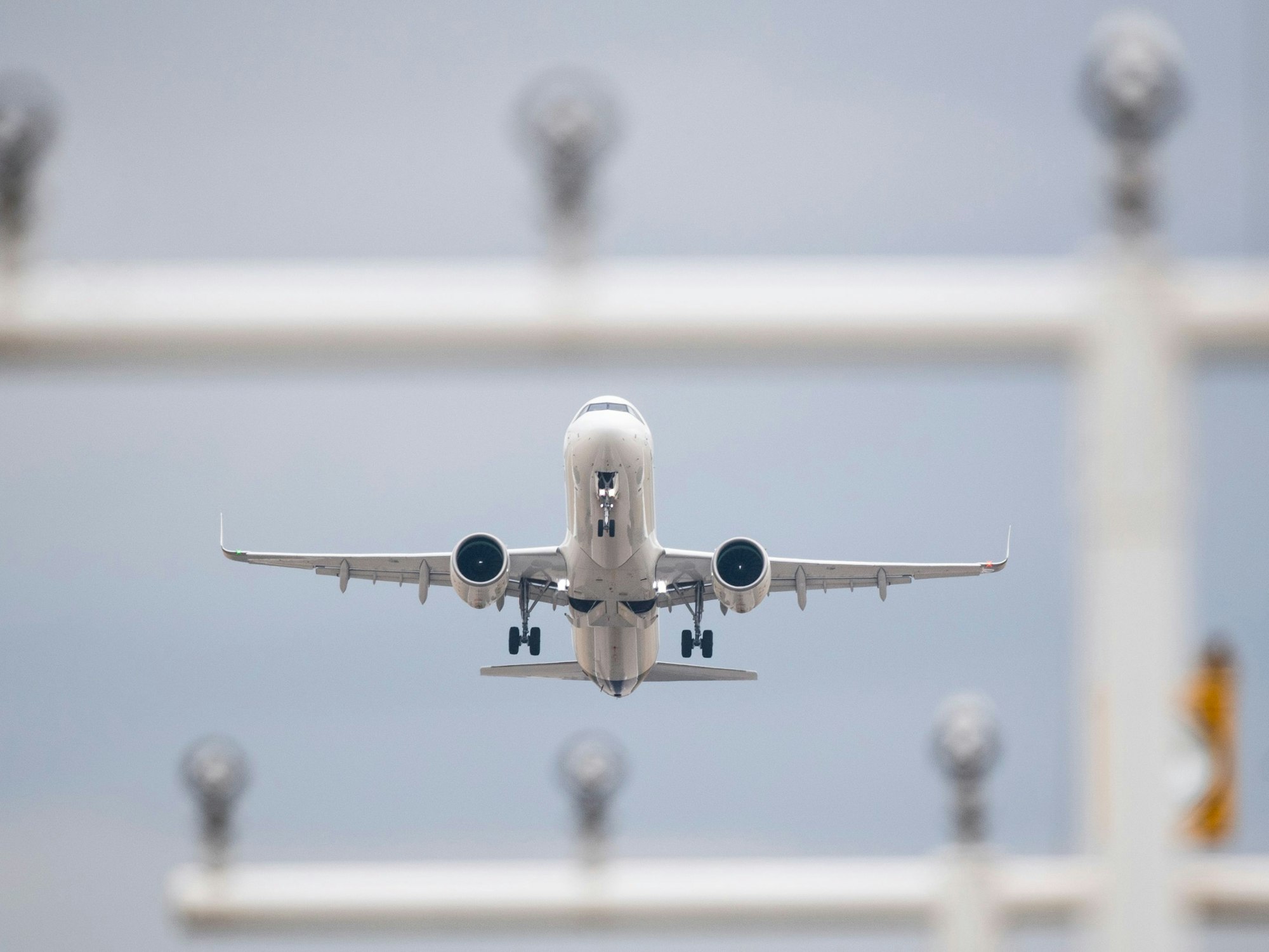 Ein Flugzeug hebt ab.