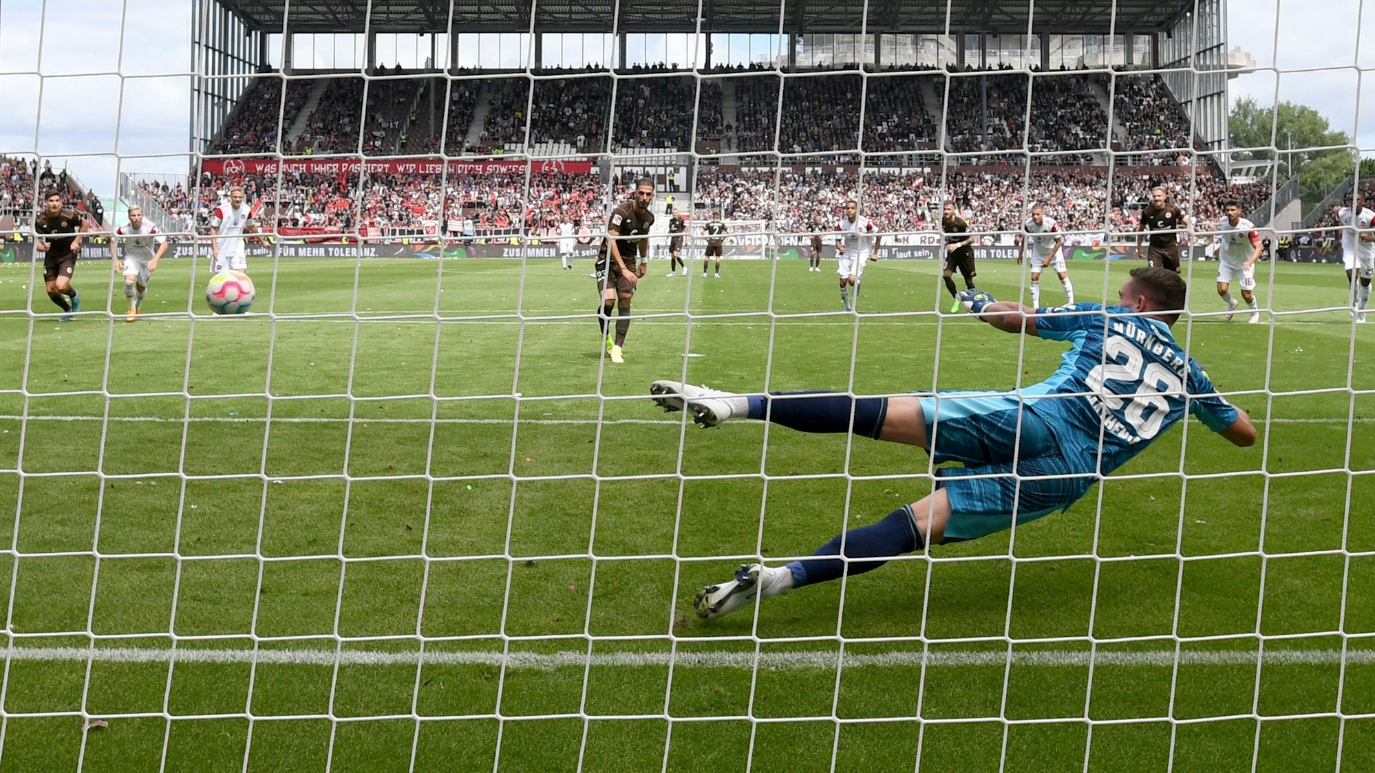 Ein Elfmeter im Zweitliga-Spiel zwischen St. Pauli und dem 1. FC Nürnberg