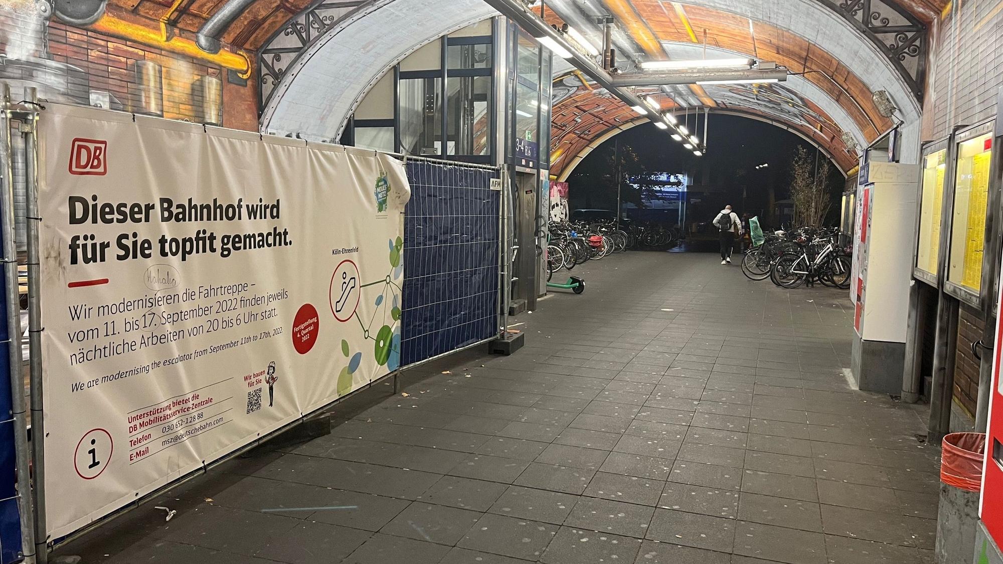 Dieses Bahn-Plakat hängt auch am 28. September 2022 im Bahnhof Köln-Ehrenfeld – ein falsches Datum weist auf das Ende der Baumaßnahmen hin.