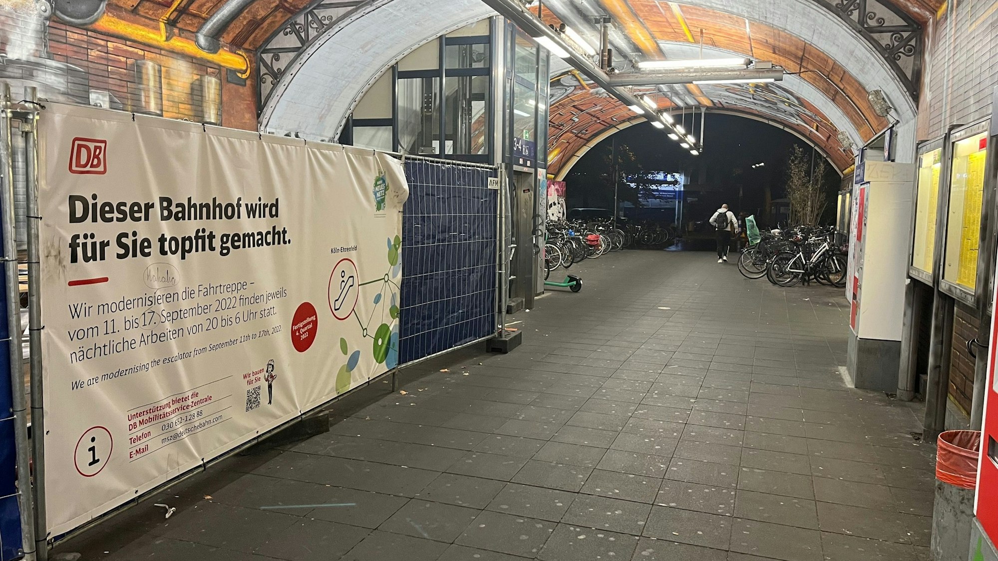 Dieses Bahn-Plakat hängt auch am 28. September 2022 im Bahnhof Köln-Ehrenfeld – ein falsches Datum weist auf das Ende der Baumaßnahmen hin.