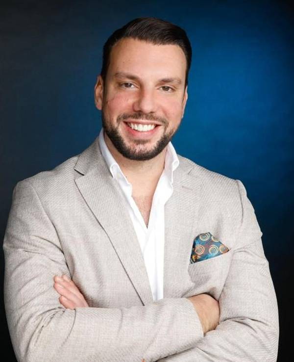 Immobilienmakler Marco von Reeken schaut in die Kamera.