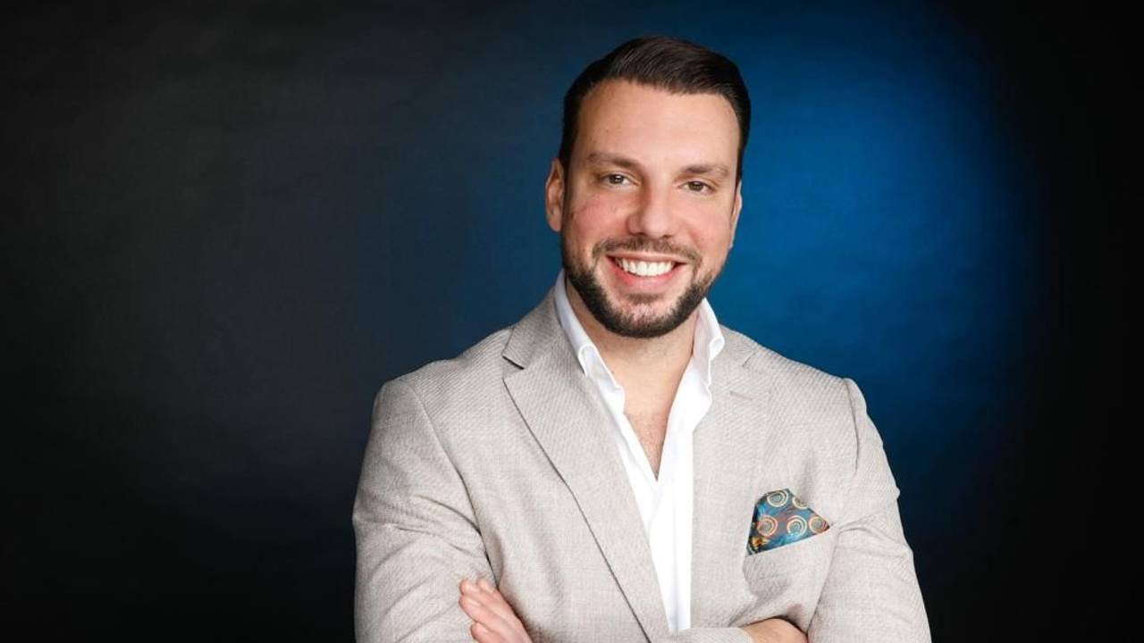 Immobilienmakler Marco von Reeken schaut in die Kamera.