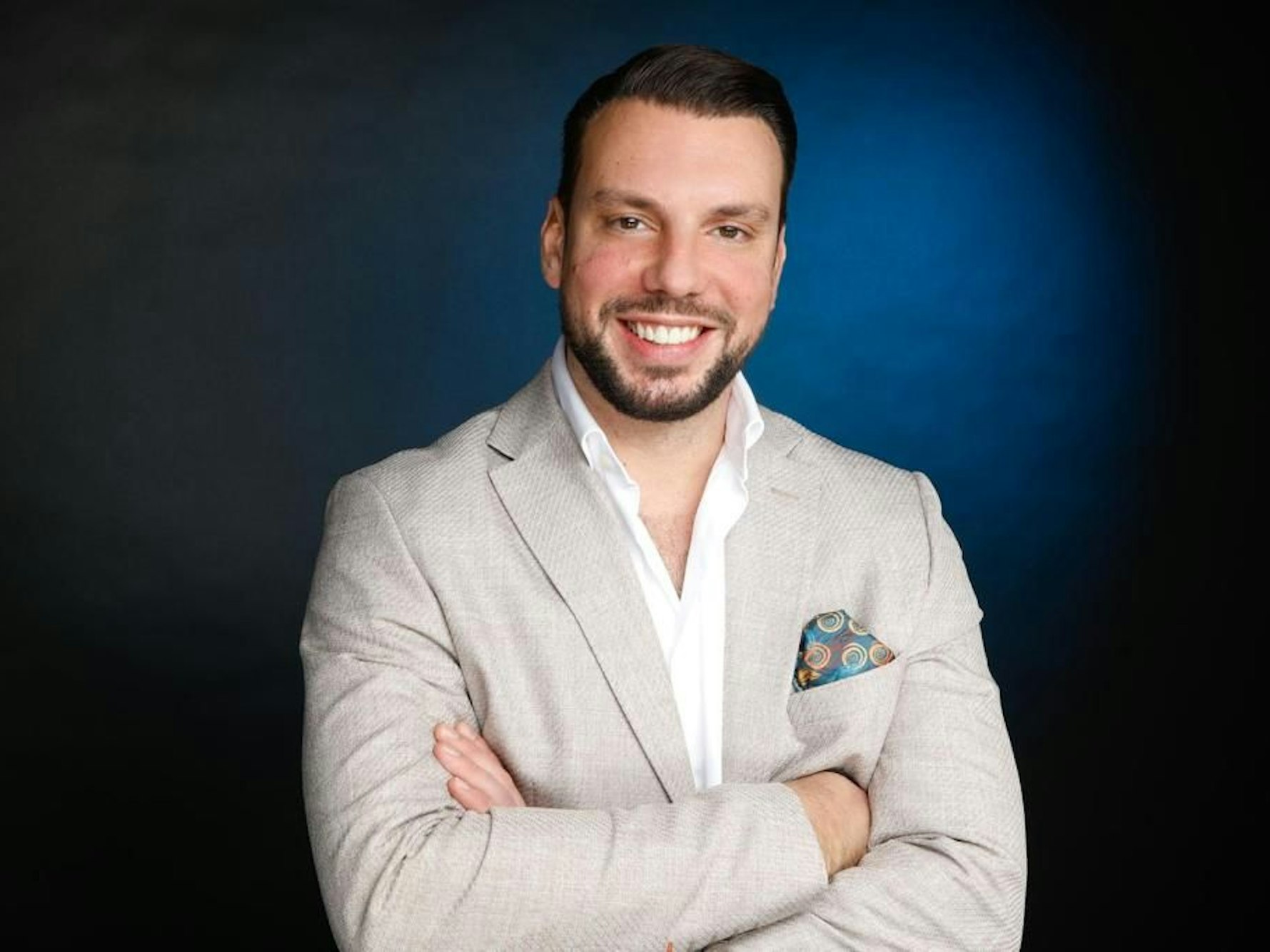 Immobilienmakler Marco von Reeken schaut in die Kamera.