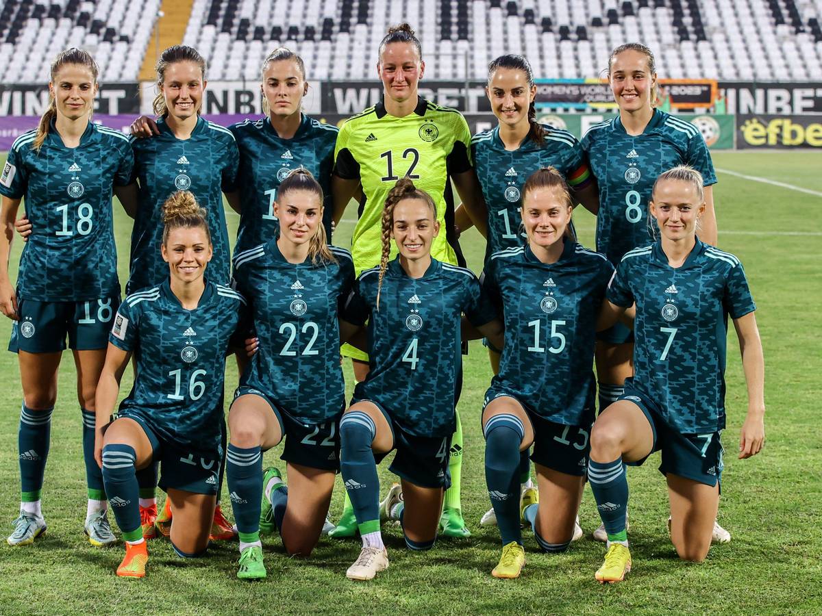 Deutschlands Fußball-Frauen haben Aufstellung für das Mannschaftsfoto genommen.