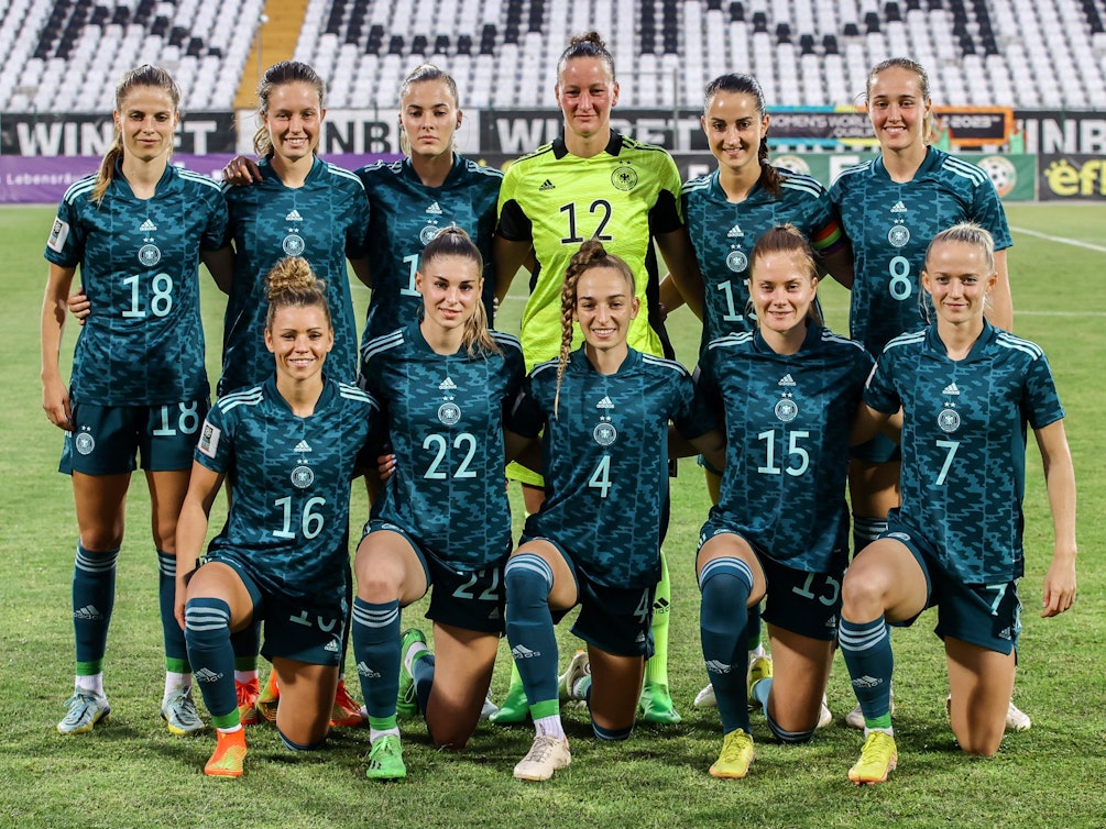 Deutschlands Fußball-Frauen haben Aufstellung für das Mannschaftsfoto genommen.