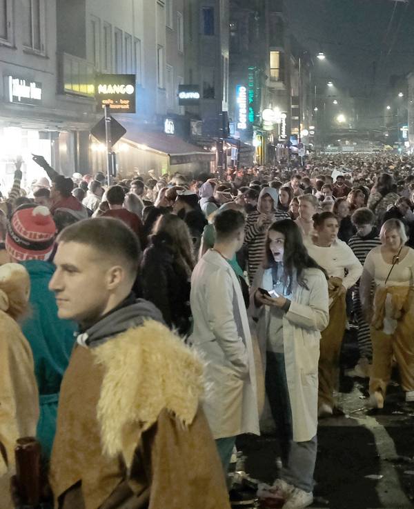 Jecke feiern am 11. November 2021 auf der Zülpicher Straße. Jetzt gibt es Kritik am Sicherheitskonzept. Vor allem geht es um den Zugang zur Party-Zone.