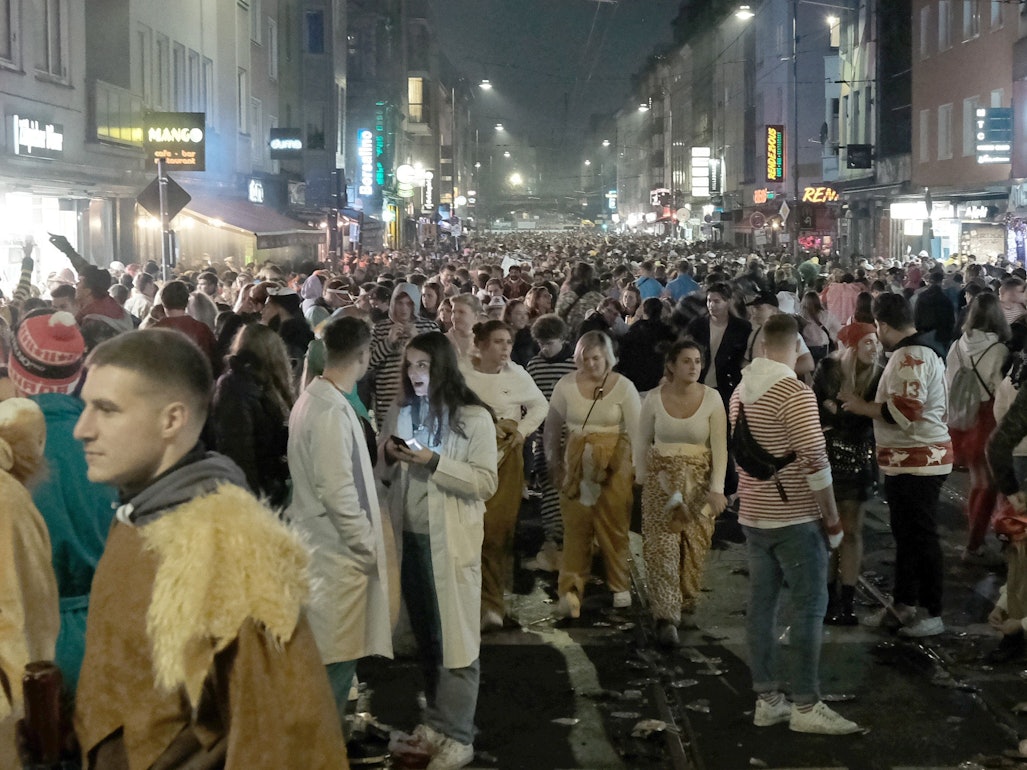 Jecke feiern am 11. November 2021 auf der Zülpicher Straße. Jetzt gibt es Kritik am Sicherheitskonzept. Vor allem geht es um den Zugang zur Party-Zone.