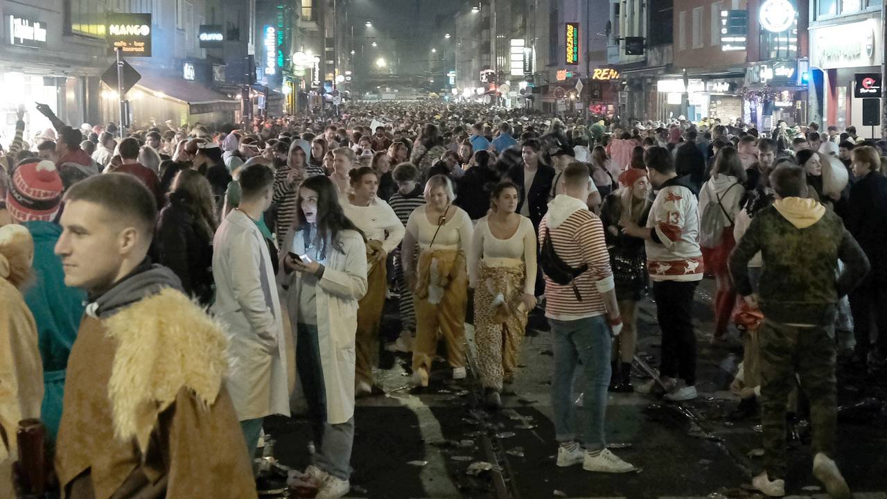 Jecke feiern am 11. November 2021 auf der Zülpicher Straße. Jetzt gibt es Kritik am Sicherheitskonzept. Vor allem geht es um den Zugang zur Party-Zone.
