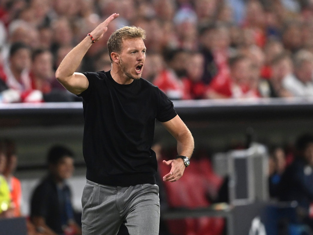 Julian Nagelsmann rudert am Spielfeldrand mit den Armen.