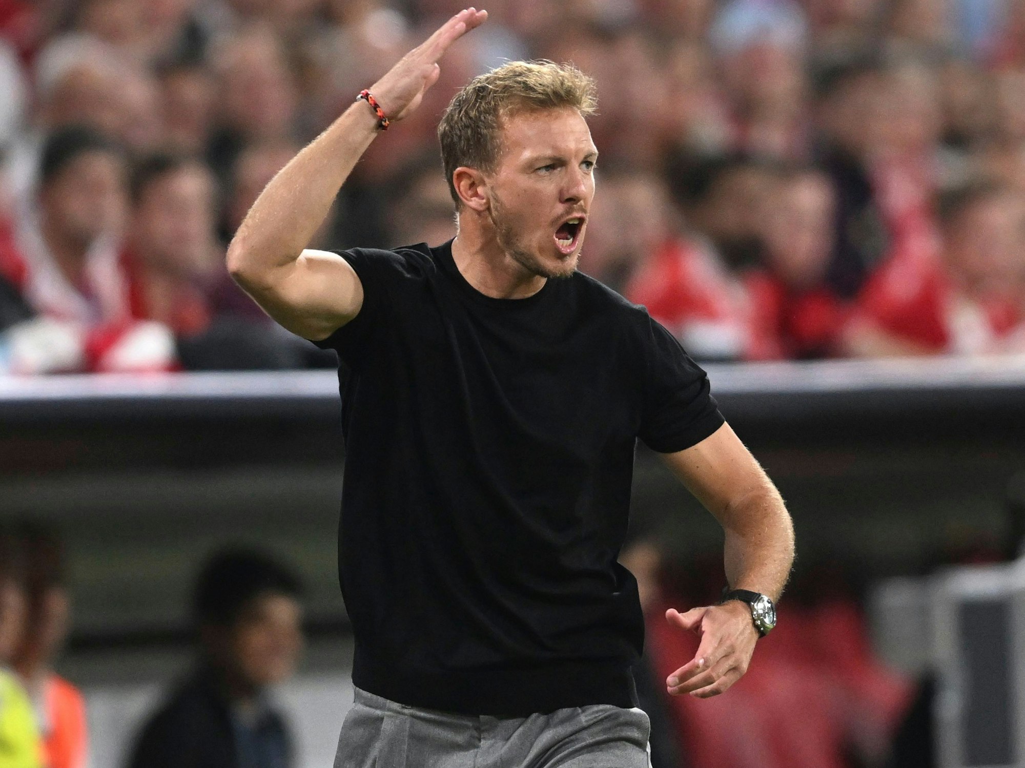 Julian Nagelsmann rudert am Spielfeldrand mit den Armen.
