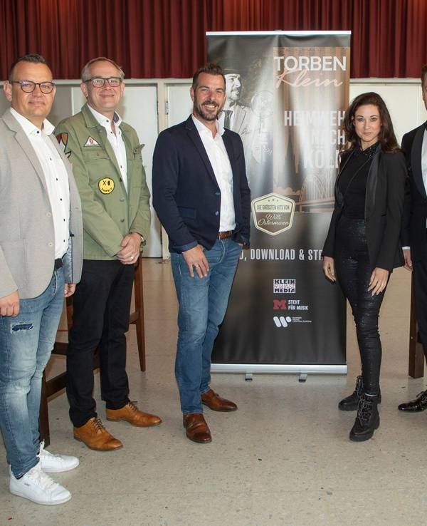 Torben Klein bei der PK zu seinem neuen Album in einer Reihe mit Martin Zylka (Go GmbH), J.P. Weber, seine Ehefrau Domhätzje Nadine, Tom Gaebel und Ralf Schlegelmilch.