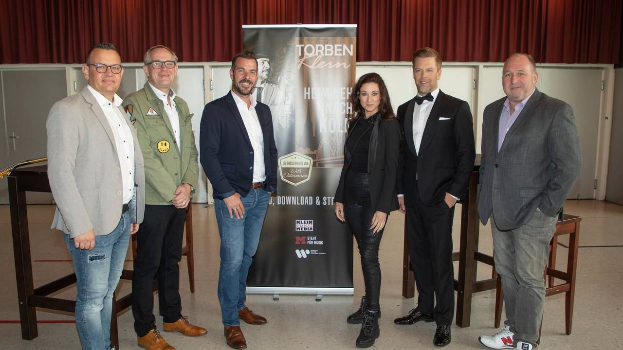 Torben Klein bei der PK zu seinem neuen Album in einer Reihe mit Martin Zylka (Go GmbH), J.P. Weber, seine Ehefrau Domhätzje Nadine, Tom Gaebel und Ralf Schlegelmilch.