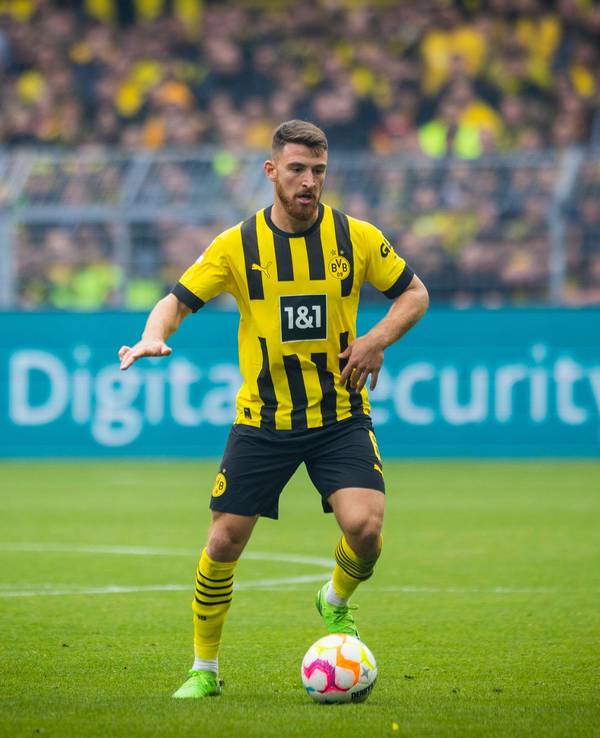 Salih Özcan im Revier-Derby am Ball.