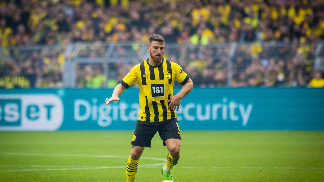 Salih Özcan im Revier-Derby am Ball.